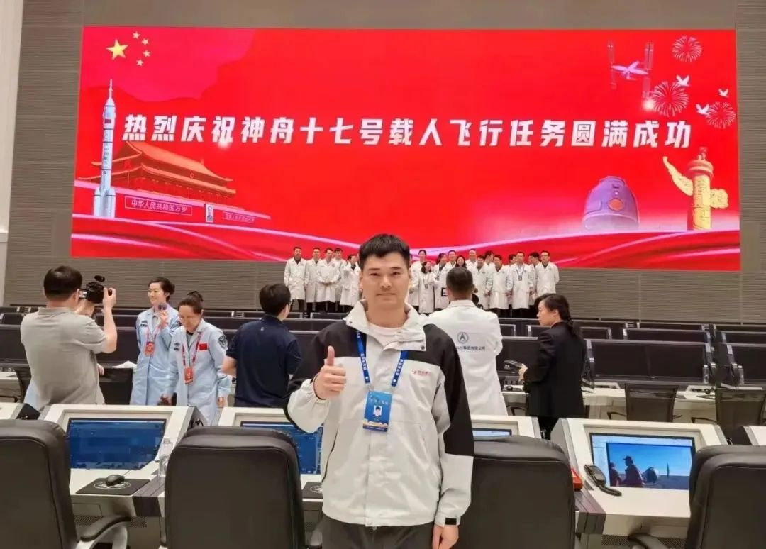 神舟十九号发射圆满乐成，，，，，，，，中国航天又见大红屏！